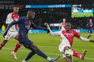 Denis Zakaria (à droite) s'interpose devant Ousmane Dembélé: l'AS Monaco pourra toujours compter sur son capitaine. KEYSTONE/AP/MICHEL EULER